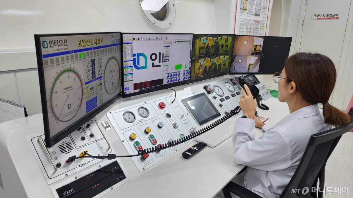 한림대한강성심병원 고압산소치료센터 코디네이터가 제어실에서 환자 상태를 실시간으로 확인하며 치료장비를 운용하고 있다. /사진=정심교 기자