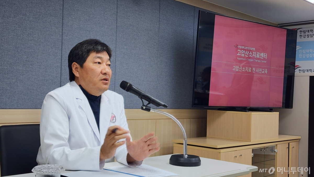 허준 한림대한강성심병원 병원장이 15일 기자간담회에서 고압산소치료센터 운영 성과를 설명하고 있다. /사진=정심교 기자