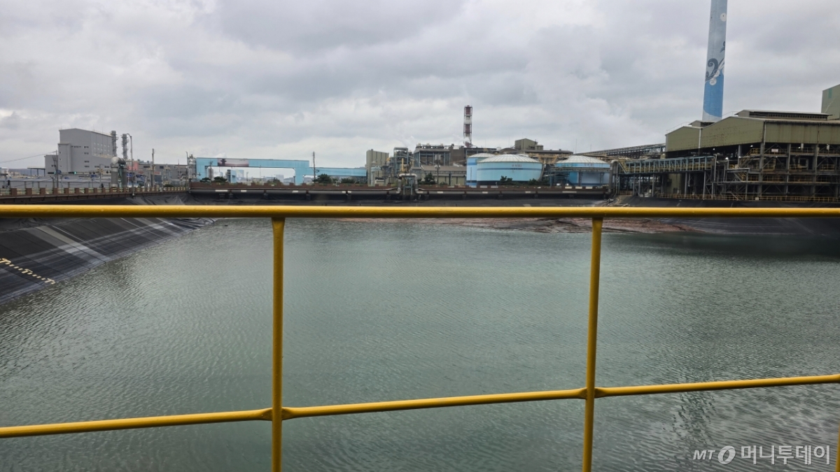 지난 14일 오후 울산 울주군 온산공단 내 고려아연 온산제련소. 폰드(pond)'라 불리는 폐수 저장 공간에서 진흙과 공정액이 일부 걷힌 모습. 이 자리에는 게르마늄 공장이 들어설 예정이다./사진=김도균 기자