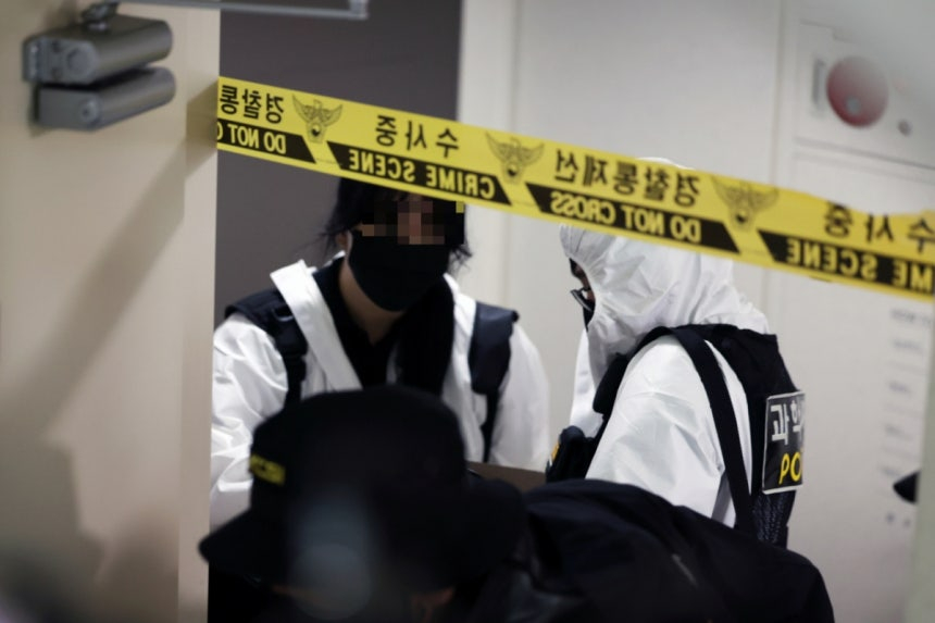 지난 13일 아래층 이웃이 위층 일가족에게 흉기를 휘두른 사건이 발생한 경기 의정부시 민락동 한 아파트에서 경찰과학수사 대원들이 조사 중인 모습. /사진=뉴스1