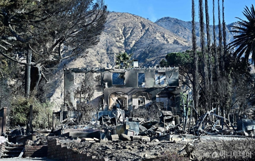 올해 초 이튼 화재로 전소된 캘리포니아주 앨터디나의 한 주택. /AFPBBNews=뉴스1