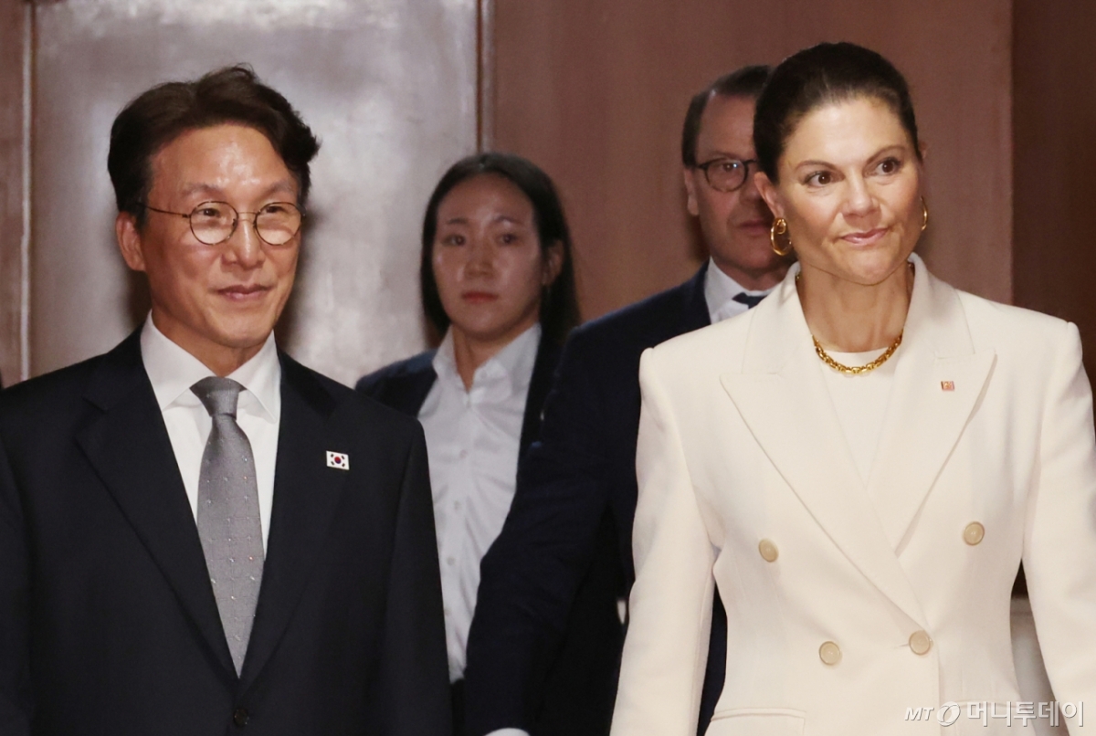 김민석 국무총리와 빅토리아 잉그리드 알리스 데시리에 스웨덴 왕세녀가 15일 서울 종로구 정부서울청사에서 면담을 위해 이동하고 있다. /사진=뉴스1