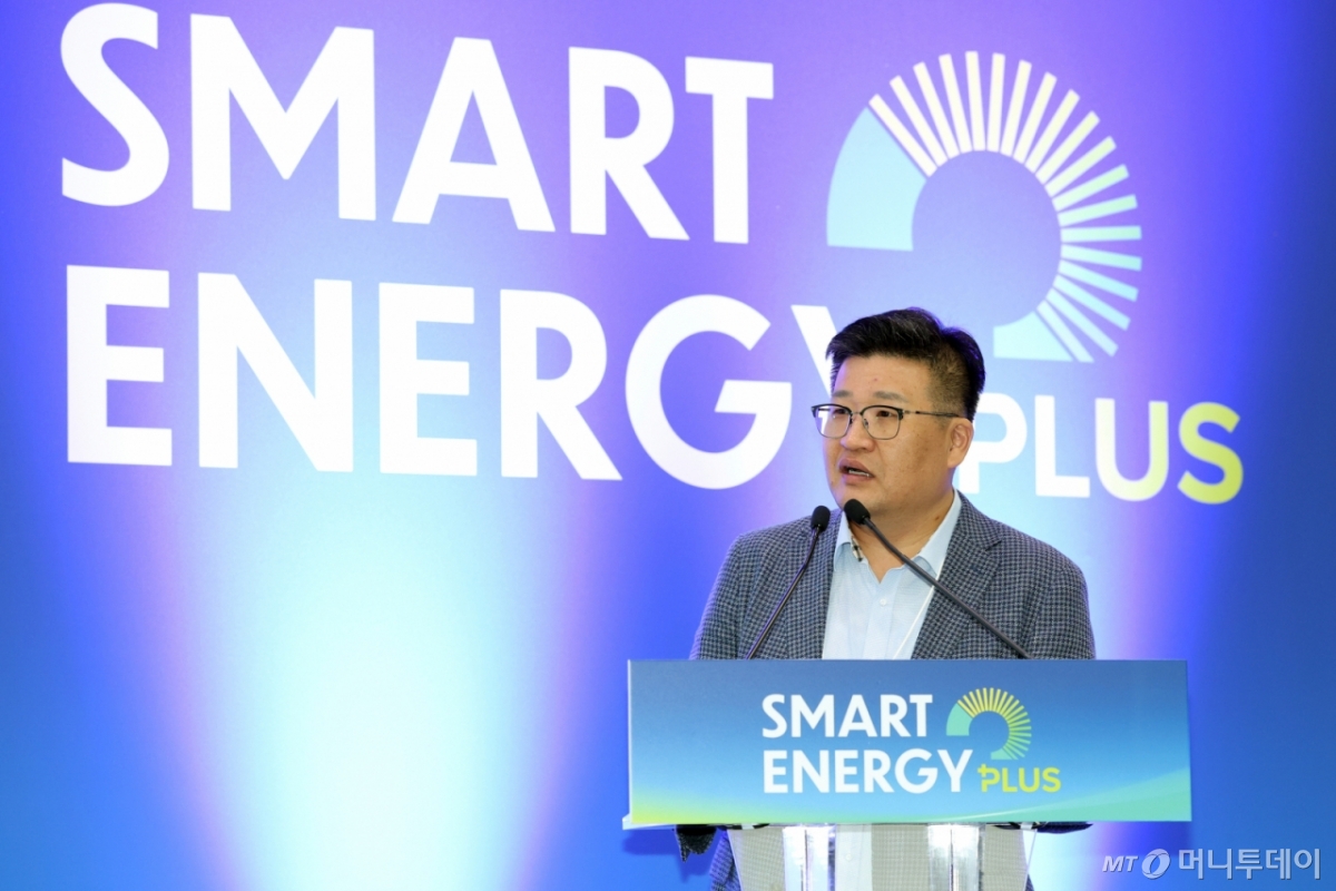 최훈주 에스테코 대표가 15일 서울 강남구 코엑스에서 열린 '스마트에너지플러스 2025' 태양광 & BESS 세션에서 '태양광 모듈 기술 동향과 리스크' 주제발표를 하고 있다. /사진=이기범 기자 leekb@