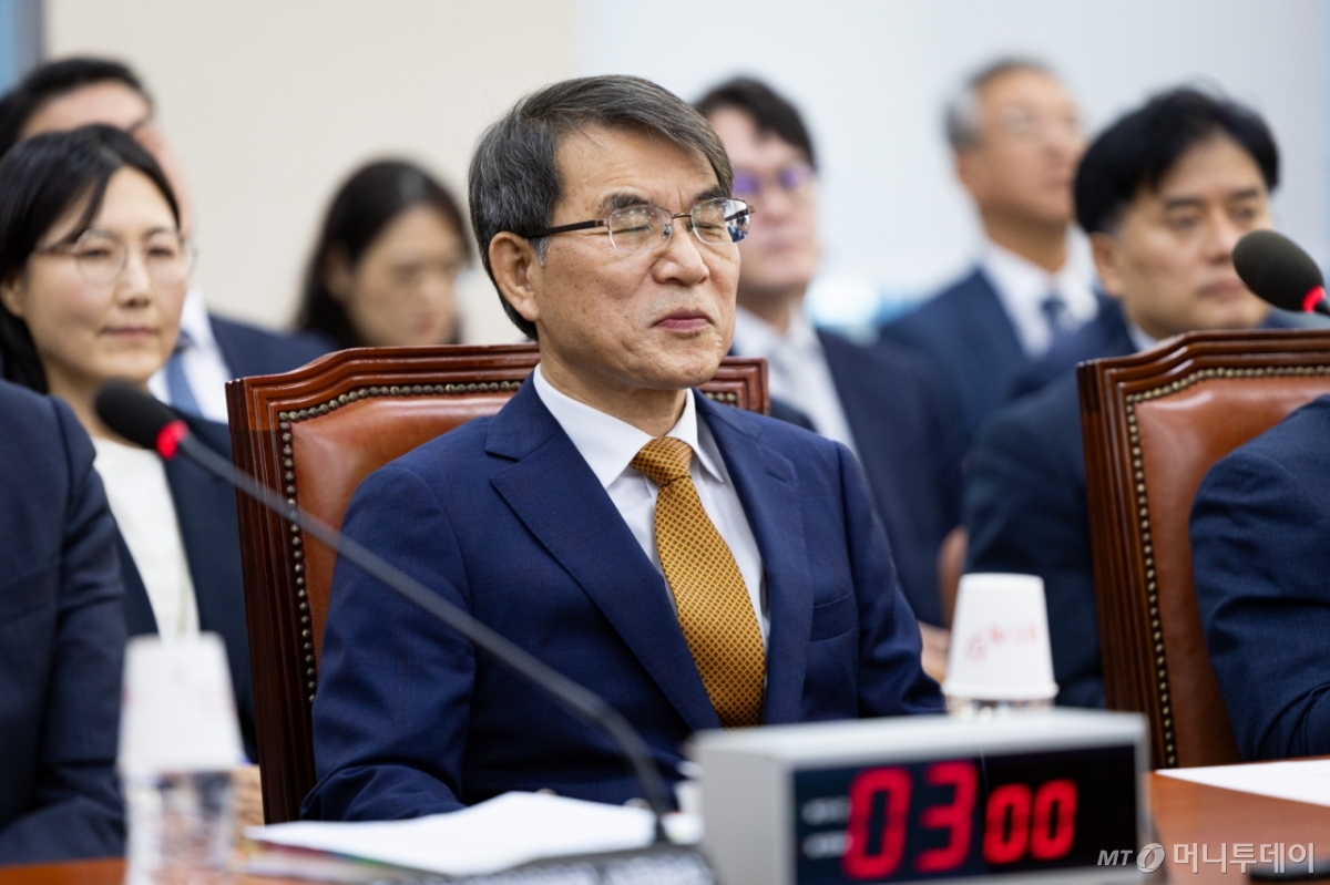 (서울=뉴스1) 유승관 기자 = 노태악 중앙선거관리위원장이 15일 서울 여의도 국회에서 열린 행정안전위원회의 중앙선거관리위원회 등에 대한 국정감사에 출석해 인사말을 마친 후 여야 의원들의 의사진행발언을 듣고 있다. 2025.10.15/뉴스1 Copyright © 뉴스1. All rights reserved. 무단 전재 및 재배포, AI학습 이용 금지. /사진=(서울=뉴스1) 유승관 기자