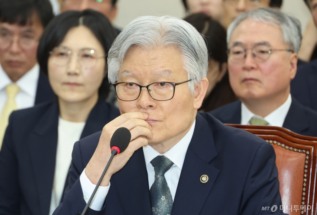 [서울=뉴시스] 고승민 기자 = 최동석 인사혁신처장이 15일 서울 여의도 국회에서 열린 행정안전위원회의 중앙선거관리위원회, 인사혁신처, 소방청 등 국정감사에서 생각에 잠겨 있다. 2025.10.15. kkssmm99@newsis.com /사진=고승민