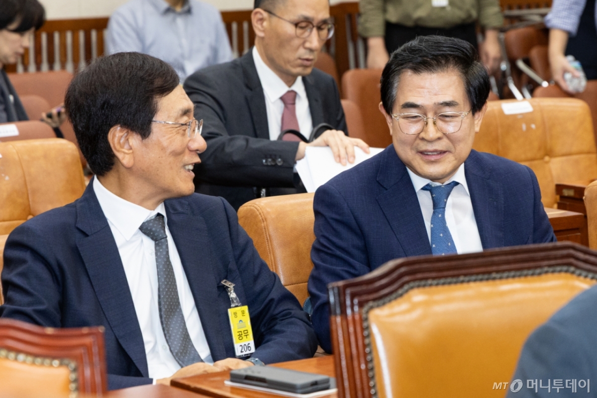 (서울=뉴스1) 이승배 기자 = 도세호 SPC 대표(오른쪽)와 이배원 니토옵티칼 대표이사가 15일 서울 여의도 국회에서 열린 기후에너지환경노동위원회 고용노동부 등에 대한 국정감사에 출석해 대화하고 있다. 2025.10.15/뉴스1 Copyright © 뉴스1. All rights reserved. 무단 전재 및 재배포, AI학습 이용 금지. /사진=(서울=뉴스1) 이승배 기자