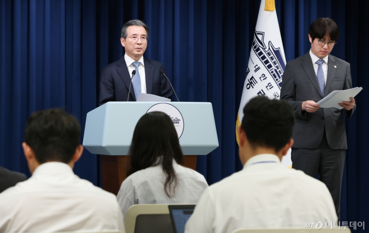 (서울=뉴스1) 허경 기자 = 김용범 정책실장이 1일 서울 용산 대통령실 청사에서 샘 올트먼 오픈AI CEO 접견 관련 브리핑을 하고 있다. 오른쪽은 하정우 AI미래기획수석. 2025.10.1/뉴스1  Copyright © 뉴스1. All rights reserved. 무단 전재 및 재배포,  AI학습 이용 금지. /사진=(서울=뉴스1) 허경 기자