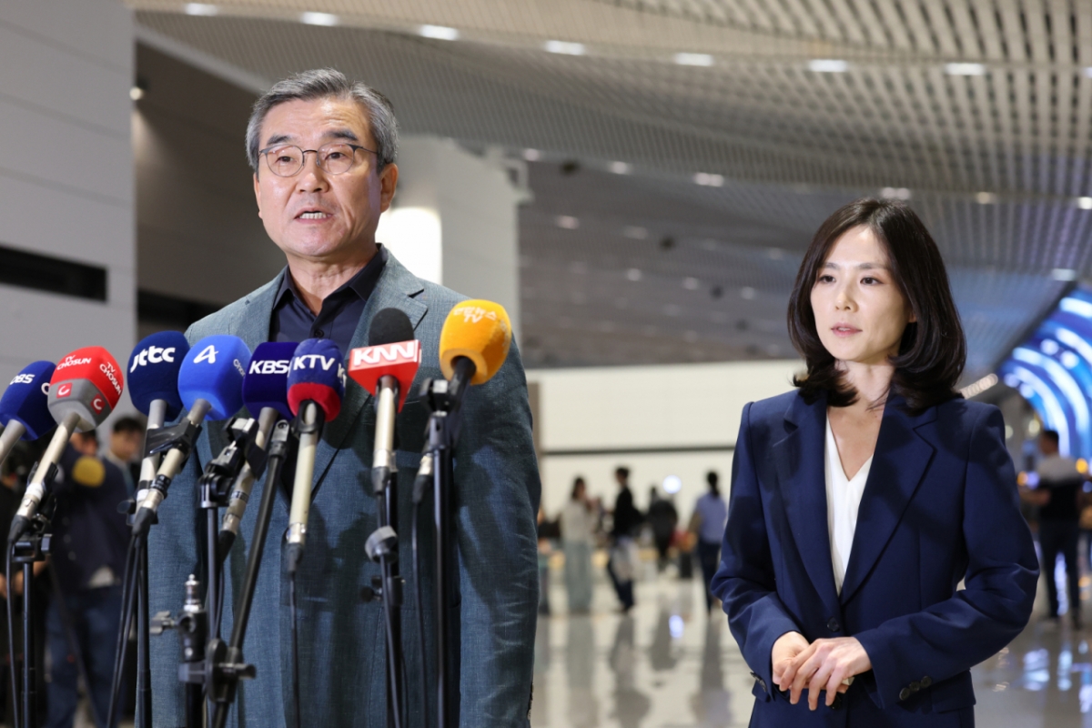 김진아 외교부 2차관(오른쪽)과 박성주 경찰청 국가수사본부장 등 캄보디아 사태 정부합동대응팀이 15일 오후 인천국제공항을 통해 출국하기 전 취재진의 질문에 답하고 있다. /인천국제공항=뉴스1