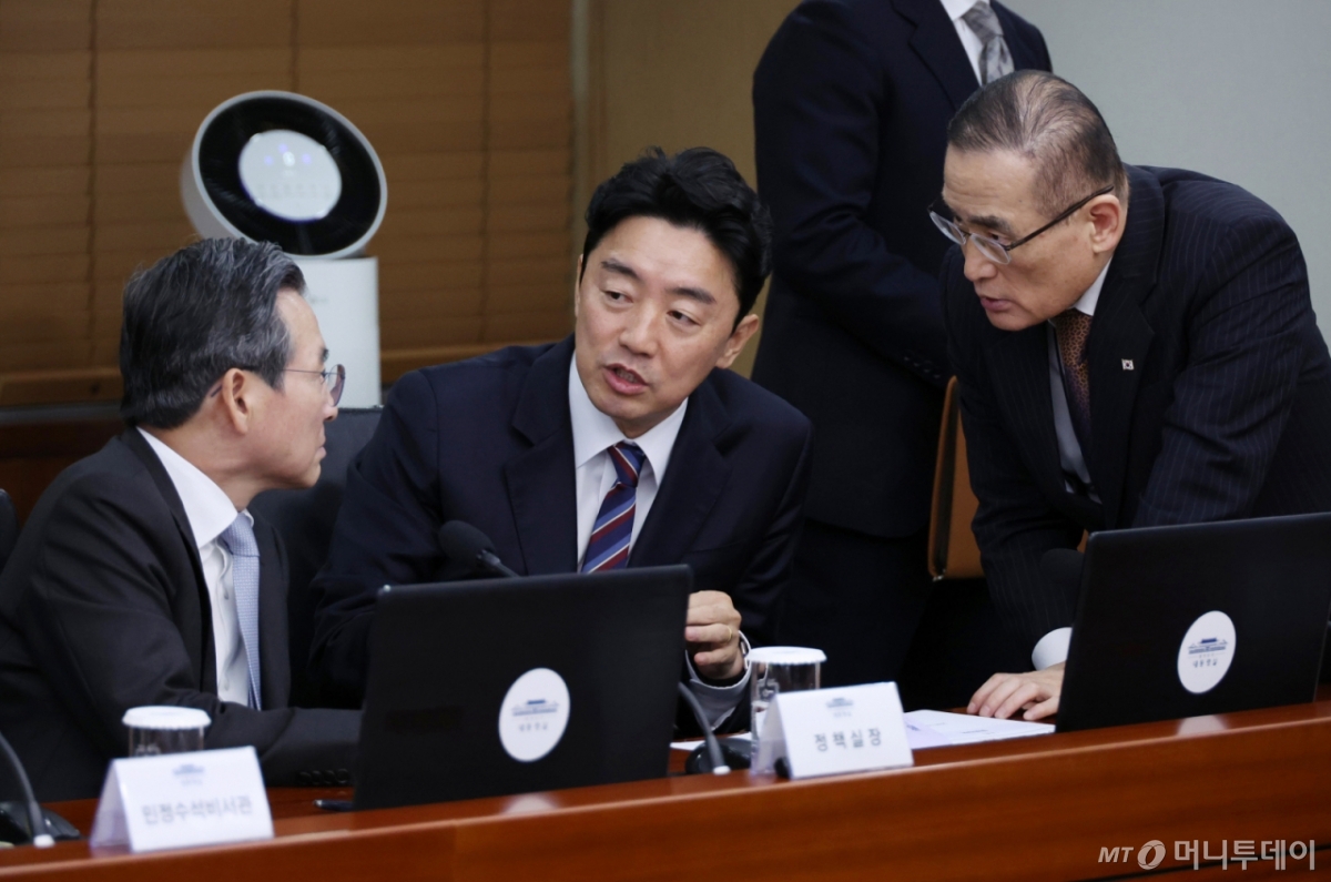 [서울=뉴시스] 최동준 기자 = 강훈식(가운데) 비서실장이 13일 서울 용산 대통령실 청사에서 열린 수석보좌관회의에서 위성락(오른쪽) 국가안보실장, 김용범 정책실장과 대화하고 있다. (대통령실통신사진기자단) 2025.10.13. photocdj@newsis.com /사진=