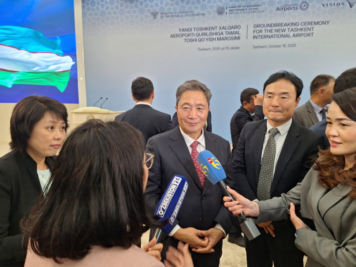 15일 우즈벡 타슈겐트에서 열린 '신공항 기공식'에서 이학재 인천국제공항공사 사장(사진 가운데)이 현지 취재진의 질문에 답하고 있다/사진제공=인천국제공항공사