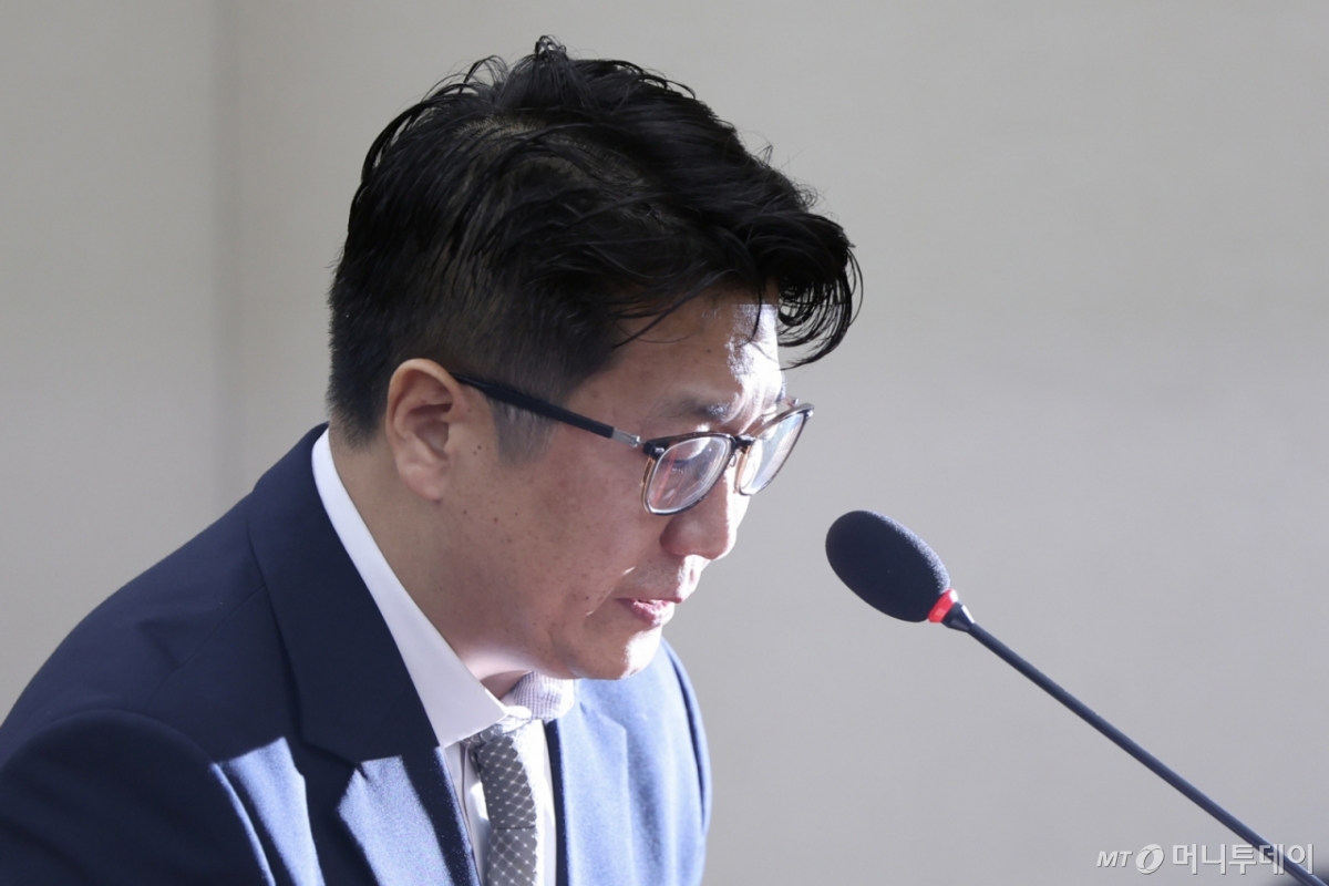 [서울=뉴시스] 김명년 기자 = 문지석 검사가 15일 오후 서울 여의도 국회 기후에너지환경노동위원회에서 열린 노동부 등에 대한 국정감사에 참고인 출석해 답변 도중 눈물을 흘리고 있다. 2025.10.15. kmn@newsis.com /사진=김명년