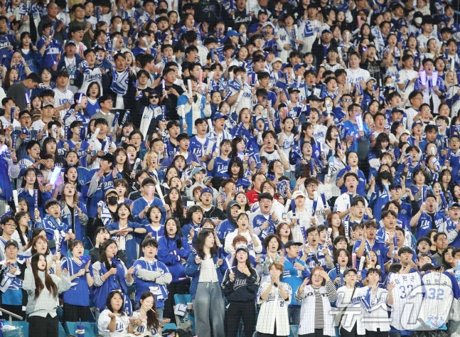 지난 14일 오후 대구 삼성라이온즈파크에서 열린 프로야구 2025 신한 SOL뱅크 KBO 준플레이오프 4차전 삼성 라이온즈와 SSG 랜더스의 경기, 삼성 야구팬들이 열띤 응원전을 펼치고 있다./사진=뉴시스