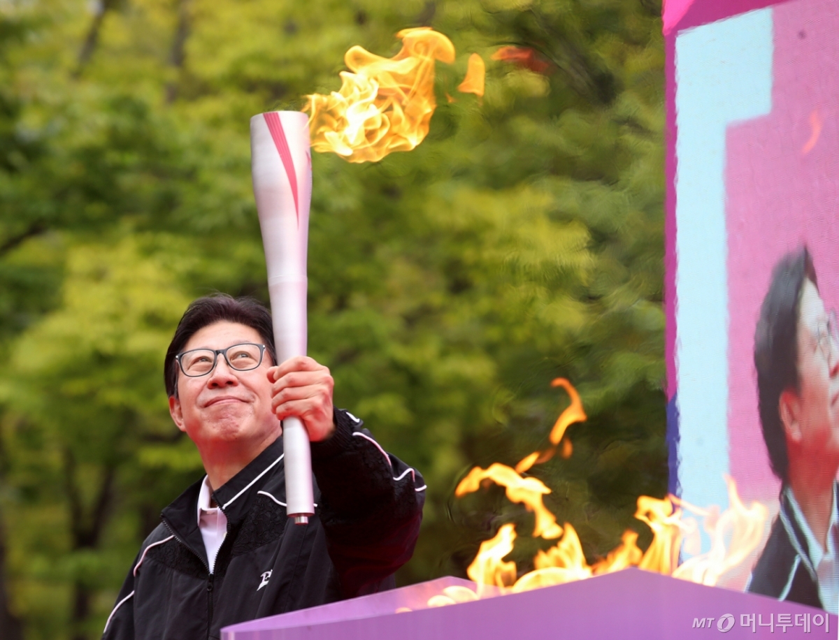 (부산=뉴스1) 윤일지 기자 = 박형준 부산시장이 13일 부산 연제구 부산시청 광장에서 열린 제106회 전국체육대회·제45회 전국장애인체육대회 성화 합화·출발식에서 성화 봉송 첫 주자들에게 인계할 성화를 점화하고 있다.   이번 성화는 부산시청을 출발해 4일간 1200여 명의 주자와 16개 구·군을 달리게 된다. 제106회 전국체육대회는 오는 17일부터 23일, 제45회 전국장애인체육대회는 31일~ 내달 5일까지 각각 개최된다. 2025.10.13/뉴스1  Copyright © 뉴스1. All rights reserved. 무단 전재 및 재배포,  AI학습 이용 금지. /사진=(부산=뉴스1) 윤일지 기자
