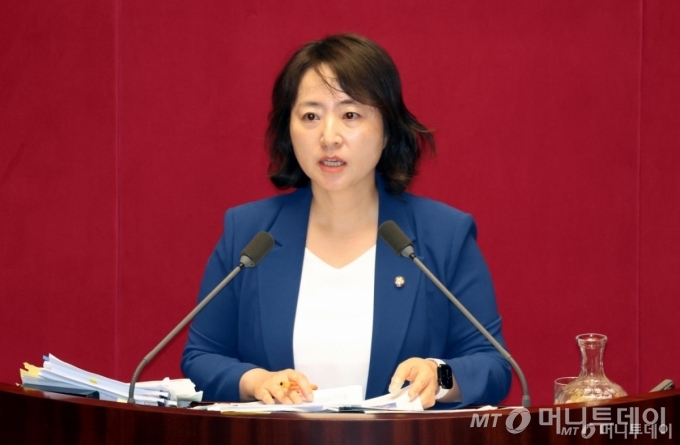 이주희 더불어민주당 의원이 지난달 27일 오전 서울 여의도 국회에서 열린 본회의에서 방송미디어통신위원회의 설치 및 운영에 관한 법률안(대안)에 대한 찬성 무제한토론을 하고 있다. /사진=뉴시스