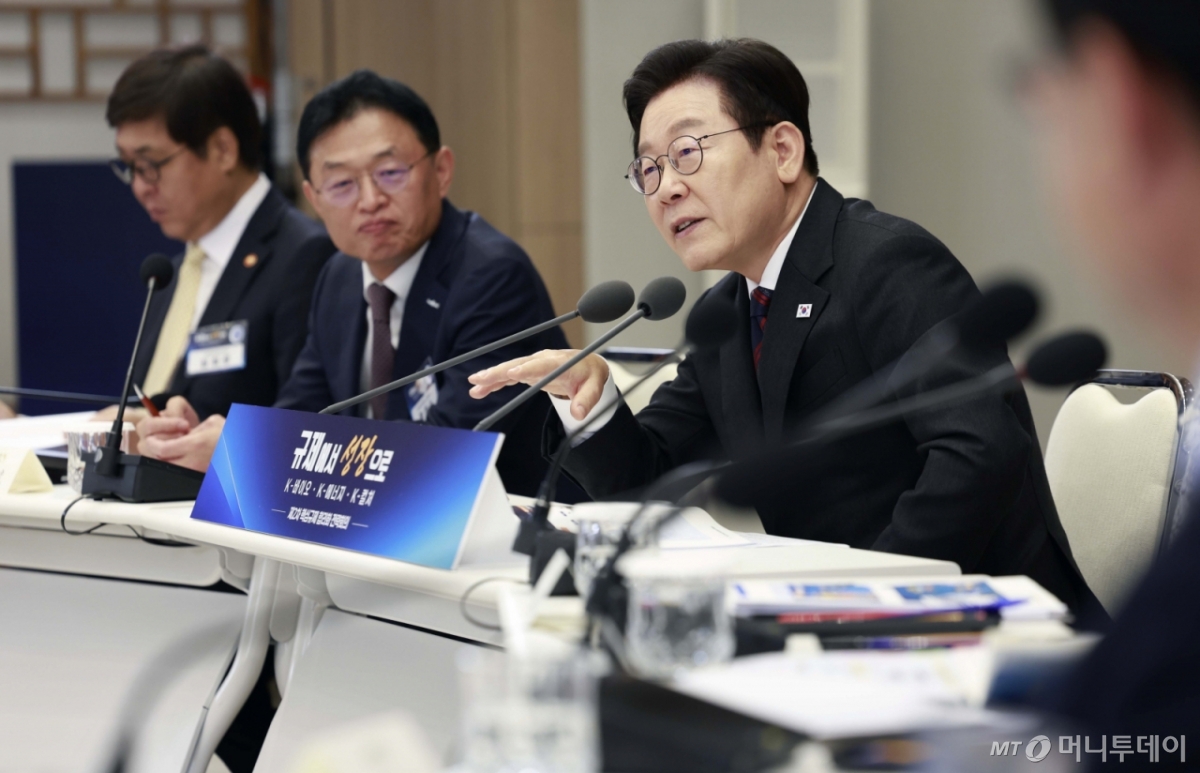 [서울=뉴시스] 최동준 기자 = 이재명 대통령이 16일 서울 용산 대통령실 청사에서 열린 제2차 핵심규제 합리화 전략회의에서 발언하고 있다. 2025.10.16. photocdj@newsis.com /사진=최동준