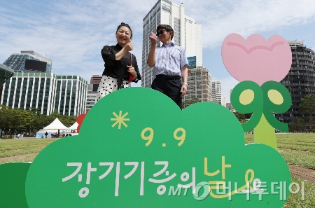 지난 9월 서울광장에서 열린 2025 서울시 장기기증의 날 행사를 찾은 장기이식자들이 미소 짓고 있다./사진=(서울=뉴스1) 박지혜 기자