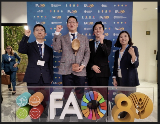 이탈리아 로마에서 열린 유엔식량농업기구(FAO) 80주년 기념행사에서 제2회 세계복원대회 우수사례로 수상한 뒤 산림청 관계자들이 기념 촬영을 하고 있다./사진제공=산림청