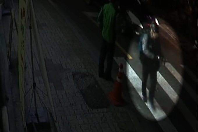 헬멧을 쓴 채 파란색 배낭을 멘 성병대가 2016년 10월 19일 서울 강북구 수유역 인근에서 부동산 중개업자 이모씨를 향해 사제 총기를 쏘고 둔기로 폭행한 후 현장을 떠나는 모습이 CC(폐쇄회로)TV에 포착됐다. /사진=SBS '꼬리에 꼬리를 무는 그날 이야기' 방송 화면