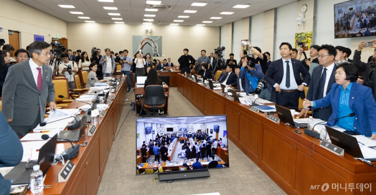 (서울=뉴스1) 이승배 기자 = 14일 서울 여의도 국회에서 열린 과학기술정보방송통신위원회 방송통신위원회 등에 대한 국정감사에서 김우영 더불어민주당 의원의 질의 중 박정훈 국민의힘 의원의 문자메시지 공개와 관련해 여야 의원들이 설전을 벌이고 있다.  2025.10.14/뉴스1  Copyright © 뉴스1. All rights reserved. 무단 전재 및 재배포,  AI학습 이용 금지. /사진=(서울=뉴스1) 이승배 기자