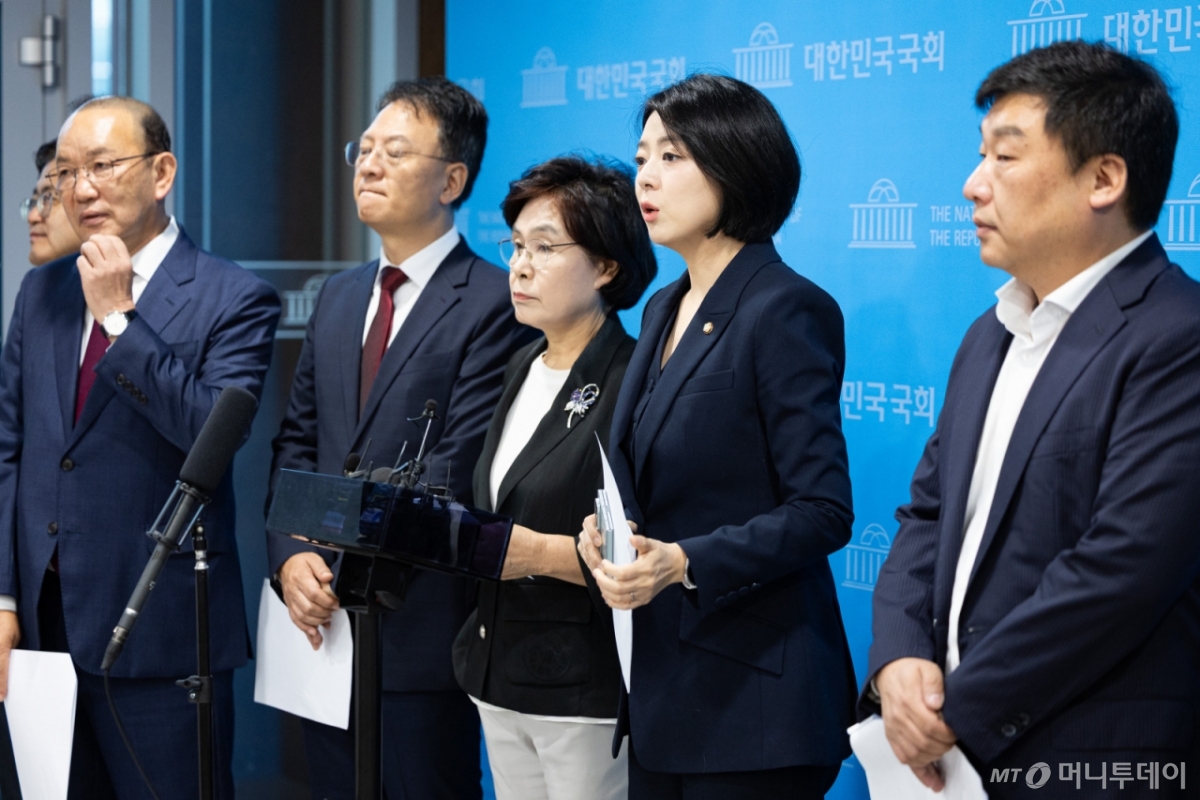 (서울=뉴스1) 유승관 기자 = 배현진 국민의힘 서울시당 위원장을 비롯한 당협위원장들이 16일 서울 여의도 국회 소통관에서 이재명 정부 10·15 부동산 대책에 반대하는 기자회견을 마친 후 취재진 질문에 답하고 있다. 2025.10.16/뉴스1  Copyright © 뉴스1. All rights reserved. 무단 전재 및 재배포,  AI학습 이용 금지. /사진=(서울=뉴스1) 유승관 기자