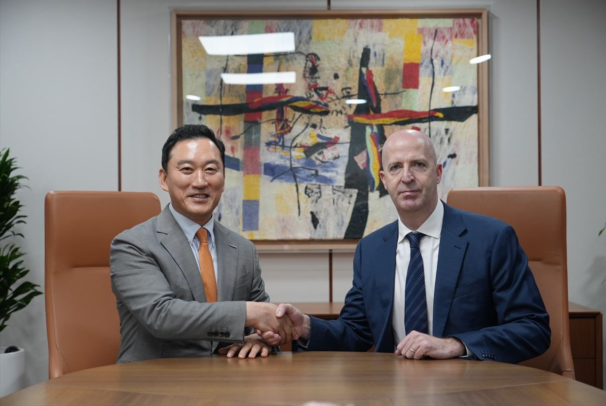 김성환 한국투자증권 사장(왼쪽)과 댄 왓킨스(Dan Watkins) JP모간 아시아태평양 CEO(최고경영자)가 16일 서울 여의도 한국투자증권 본사에서 만나 전략적 비즈니스 협력방안을 논의한 뒤 기념촬영을 하고 있다./사진=한국투자증권