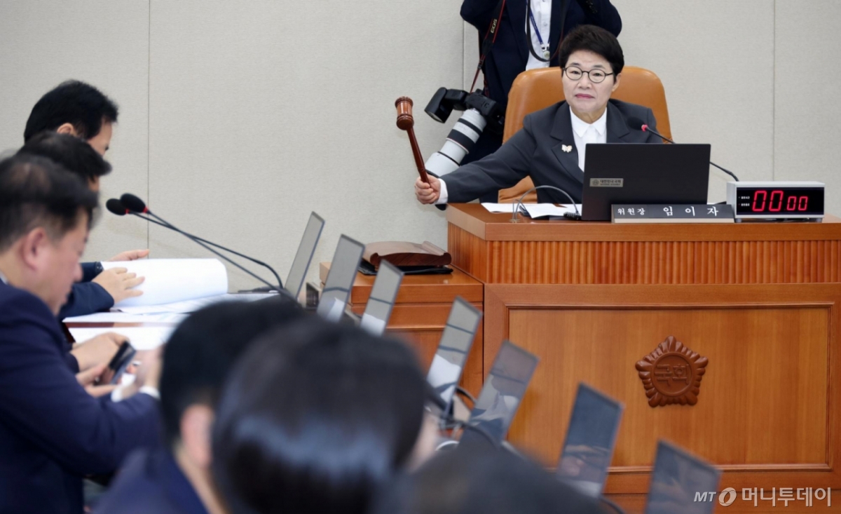 [서울=뉴시스] 김금보 기자 = 임이자 국회 기획재정위원회 위원장이 25일 오전 서울 여의도 국회에서 열린 전체회의에서 의사봉을 두드리고 있다. 2025.09.25. kgb@newsis.com /사진=김금보