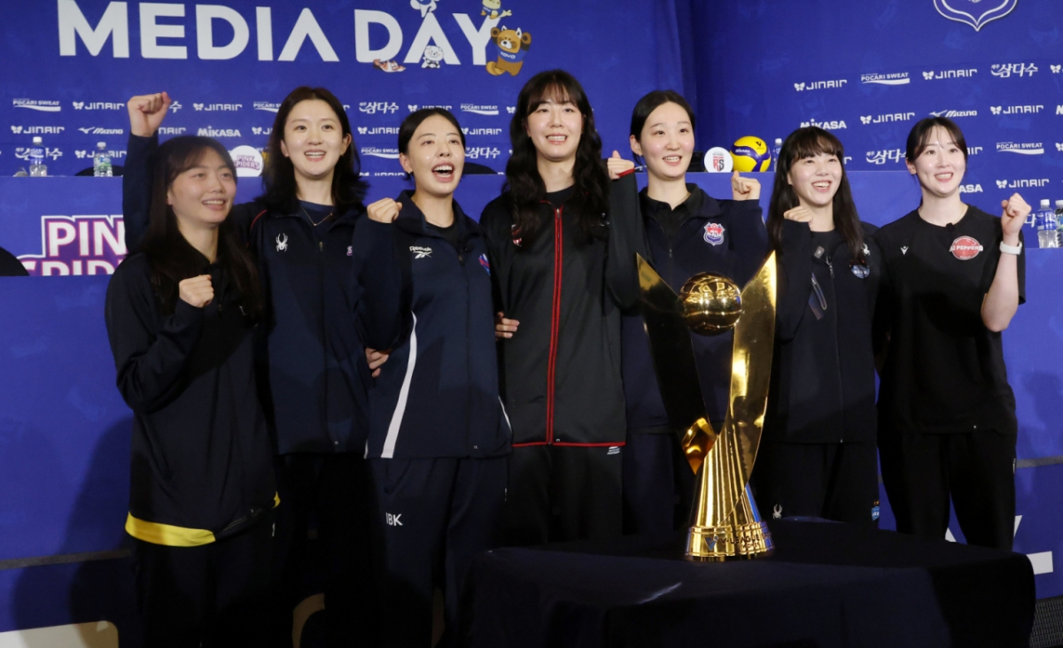 진에어 2025-2026시즌 V리그 미디어데이가 16일 서울 강남구 청담 리베라호텔에서 열렸다.  현대건설 김다인(왼쪽)을 비롯한 7개 구단 선수들이 우승컵 앞에서 포토타임을 갖고 있다. /사진=김진경 대기자