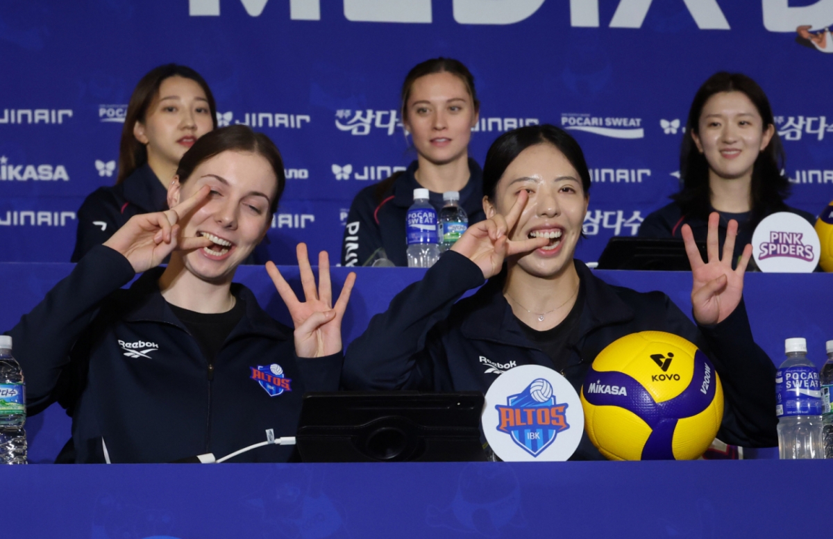 진에어 2025-2026시즌 V리그 미디어데이가 16일 서울 강남구 청담 리베라호텔에서 열렸다.  IBK기업은행 알리사 킨켈라와 육서영이 구단 구호를 발표하고 있다. /사진=김진경 대기자