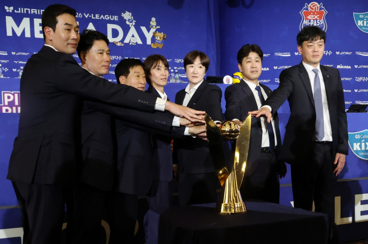 진에어 2025-2026시즌 V리그 미디어데이가 16일 서울 강남구 청담 리베라호텔에서 열렸다.  정관장 고희진 감독(왼쪽)을 비롯한 7개 구단 감독들이 우승컵 앞에서 포토타임을 갖고 있다. /사진=김진경 대기자