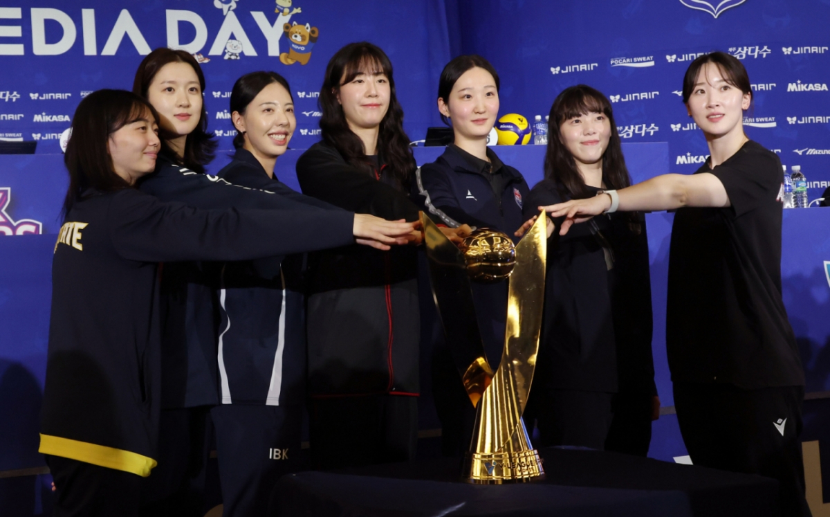 진에어 2025-2026시즌 V리그 미디어데이가 16일 서울 강남구 청담 리베라호텔에서 열렸다.  현대건설 김다인(왼쪽)을 비롯한 7개 구단 선수들이 우승컵 앞에서 포토타임을 갖고 있다. /사진=김진경 대기자