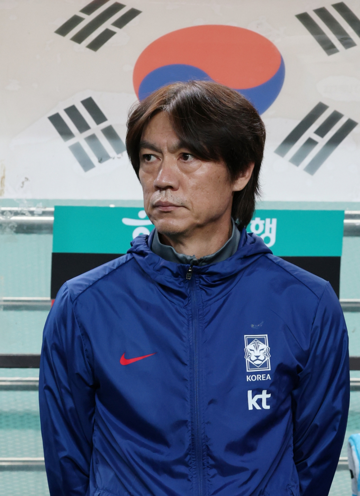 한국 축구 국가대표팀이 14일 서울월드컵경기장에서 파라과이 대표팀과 친선경기를 벌였다.  홍명보 감독이 굳은 표정으로 그라운드를 응시하고 있다. /사진=김진경 대기자