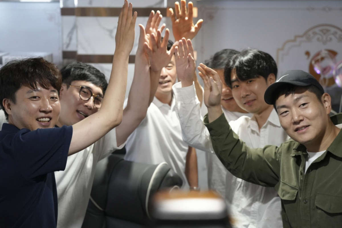 이준석 개혁신당 대표와 김재섭 국민의힘 의원이 5일 오후 서울 영등포구의 한 PC방에서 열린 '한가위 기념 민속놀이 대회 스타 정치인' 행사에서 스타크래프트 게임 시작 전 전의들 다지고 있다. (사진 = 개혁신당 제공) / 사진=뉴스1