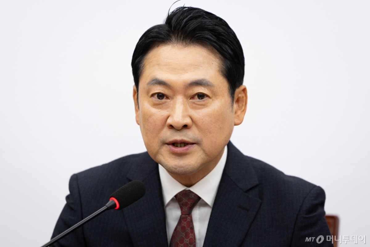 (서울=뉴스1) 유승관 기자 = 장동혁 국민의힘 대표가 15일 서울 여의도 국회에서 정부의 부동산 규제 추가 대책 발표와 관련해 기자간담회를 하고 있다. 2025.10.15/뉴스1 Copyright © 뉴스1. All rights reserved. 무단 전재 및 재배포, AI학습 이용 금지. /사진=(서울=뉴스1) 유승관 기자