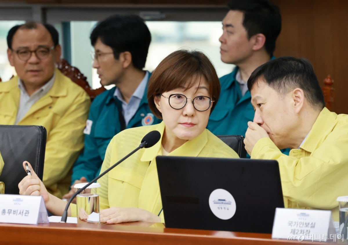 [서울=뉴시스] 고범준 기자 = 김현지 총무비서관과 임웅순 국가안보실 제2차장이 21일 서울 용산 대통령실 청사에서 열린 제8차 수석·보좌관 회의에서 대화하고 있다. (대통령실통신사진기자단) 2025.08.21. bjko@newsis.com /사진=