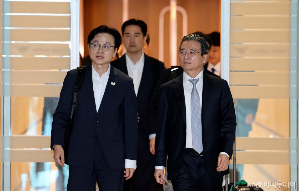 (인천=뉴스1) 이호윤 기자 = 김용범 대통령실 정책실장과 김정관 산업부 장관이 미국과의 관세협상 후속 논의를 위해 16일 오전 인천 국제공항 제2터미널을 통해 미국으로 출국하고 있다. 2025.10.16/뉴스1 Copyright © 뉴스1. All rights reserved. 무단 전재 및 재배포, AI학습 이용 금지.