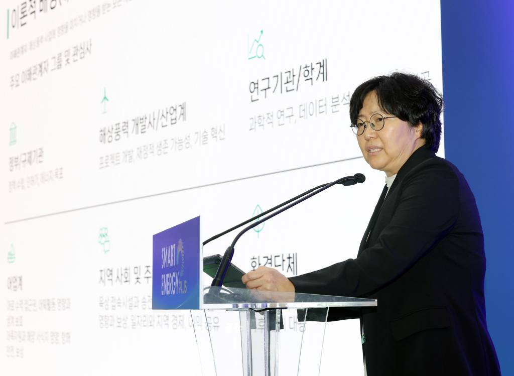 윤순진 서울대학교 환경대학원 교수가 16일 서울 코엑스에서 열린 '스마트에너지플러스(SEP) 2025' 해상풍력의 과도기, 실행 가능성과 협력의 길 컨퍼런스에서 '해상풍력 이해관계자 매핑을 통한 협의 전략'을 발표하고 있다./사진=이기범 기자