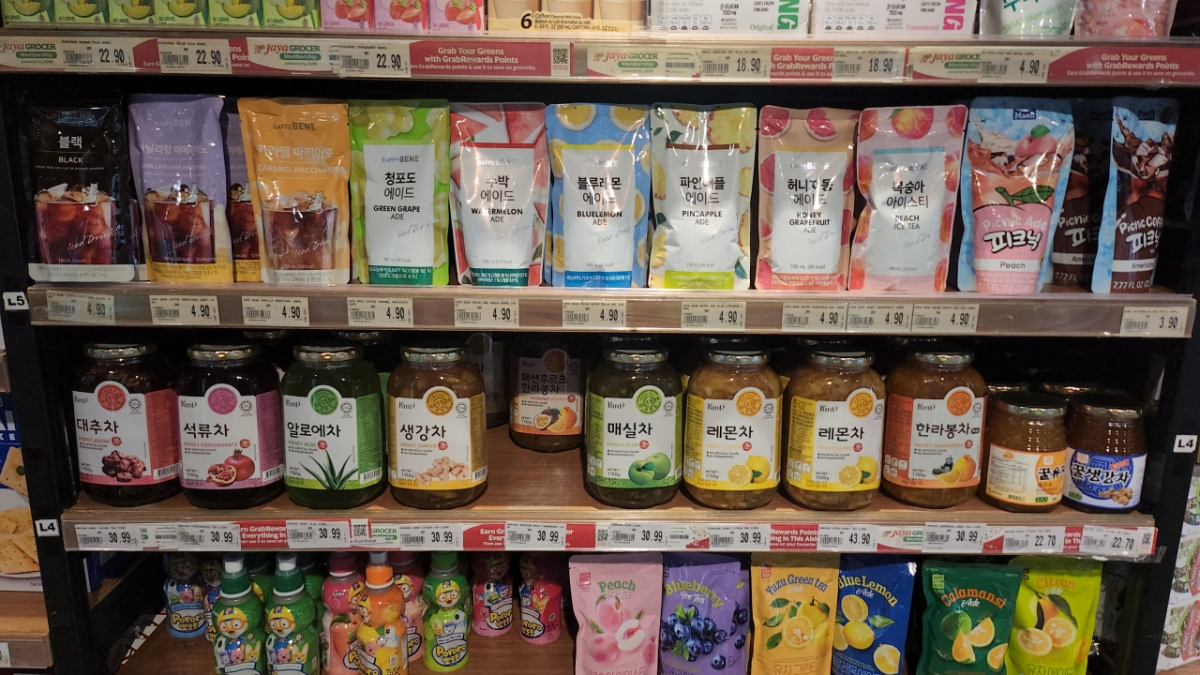 말레이시아 쿠알라룸프르에 위치한 현지 슈퍼마켓에 한국 매실차, 생강차, 뽀로로 음료수 등 다양한 한국 제품이 진열돼 있는 모습./사진=송정현 기자