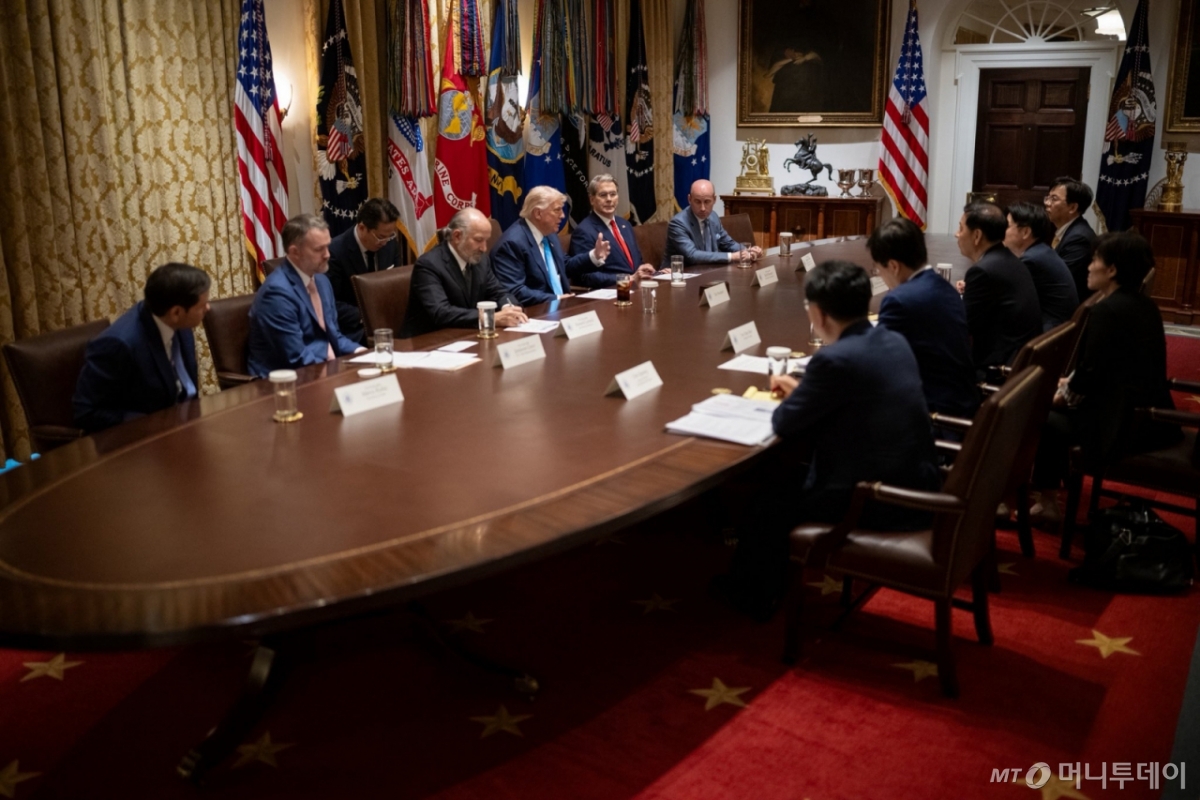 지난달 30일 미국 워싱턴 D.C. 백악관에서 도널드 트럼프 미 대통령과 구윤철 경제부총리 등 한국 협상단이 한미 관세 협상을 논의하고 있다./사진=스콧 베센트 미 재무장관 X 캡쳐