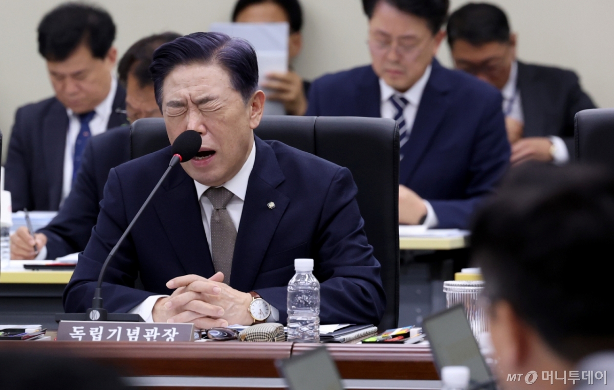 (세종=뉴스1) 김기남 기자 = 김형석 독립관장이 16일 세종시 정부세종청사에서 열린 국회 정무위원회의 국가보훈부에 대한 국정감사에서 위원들의 질의에 항변하며 답하고 있다. 2025.10.16/뉴스1  Copyright © 뉴스1. All rights reserved. 무단 전재 및 재배포,  AI학습 이용 금지. /사진=(세종=뉴스1) 김기남 기자