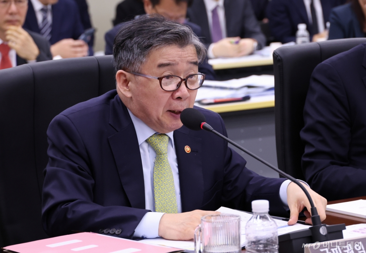 [세종=뉴시스] 강종민 기자 = 16일 세종시 정부세종청사에서 열린 국회 정무위원회의 국가보훈부, 국민권익위원회, 독립기념관 등에 대한 국정감사에서 유철환 권익위원장이 답변하고 있다. 2025.10.16. ppkjm@newsis.com /사진=강종민