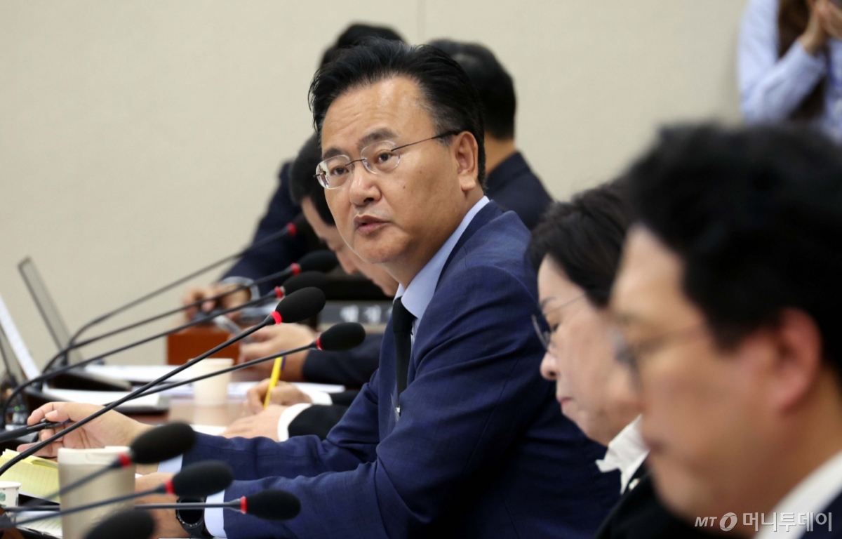 [서울=뉴시스] 조성봉 기자 = 유상범 국민의힘 의원이 13일 서울 여의도 국회 기획재정위원회에서 열린 기획재정부 국정감사에서 질의를 하고 있다. 2025.10.13. suncho21@newsis.com /사진=조성봉