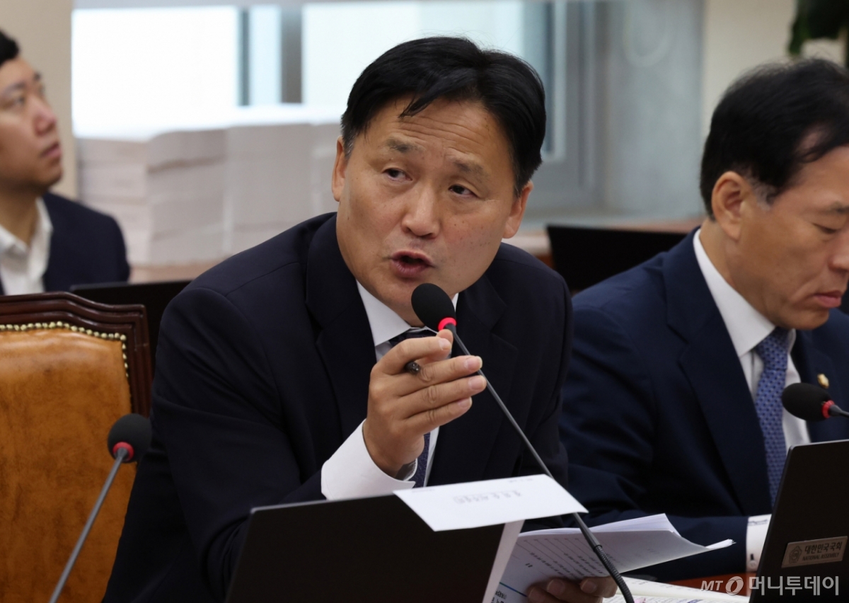 [서울=뉴시스] 배훈식 기자 = 김영진 더불어민주당 의원이 14일 오전 서울 여의도 국회에서 열린 기획재정부 국정감사에서 질의하고 있다. 2025.10.14. dahora83@newsis.com /사진=배훈식