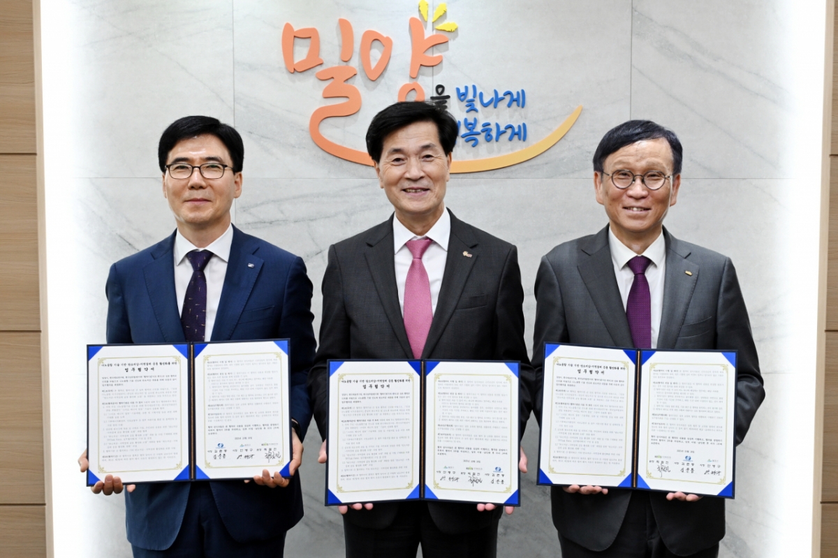 서성재 한국남부발전 부사장(왼쪽)과 안병구 밀양시장(가운데), 최철진 한국재료연구원장이 협약을 하고 있다./사진제공=한국남부발전