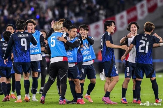 일본 국가대표 선수들이 14일 도쿄 아지노모토 스타디움에서 열린 일본과 브라질의 친선경기가 끝난 뒤 함께 기뻐하고 있다. /AFPBBNews=뉴스1