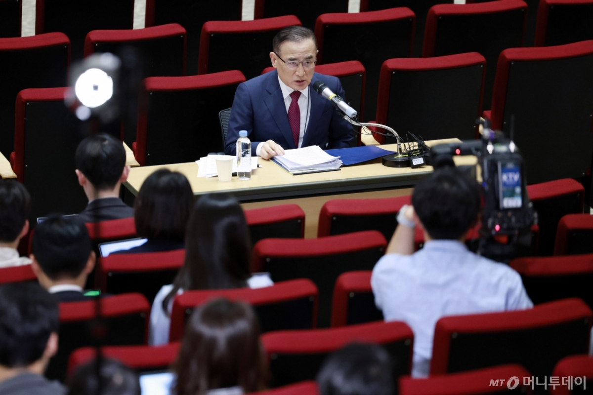 [서울=뉴시스] 최동준 기자 = 위성락 국가안보실장이 16일 서울 용산 대통령실 청사에서 캄보디아 사태에 대한 정부의 대응 현황 관련 브리핑을 하고 있다. 2025.10.16. photocdj@newsis.com /사진=최동준