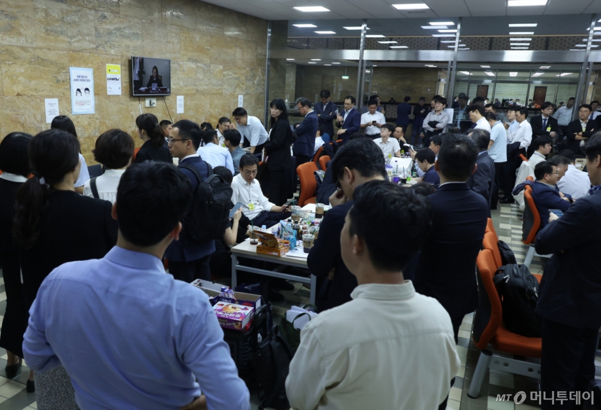 [서울=뉴시스] 고승민 기자 = 16일 서울 여의도 국회에서 열린 과학기술정보방송통신위원회의 원자력안전위원회 등 국정감사에서 질의 전 피감기관 관계자들이 과방위원들의 갈등을 모니터로 보고 있다. 2025.10.16. kkssmm99@newsis.com /사진=고승민