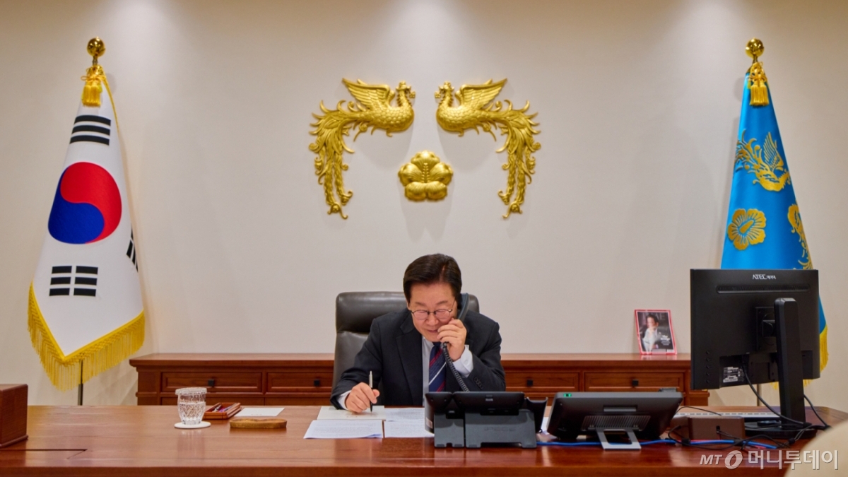 이재명 대통령이 16일 서울 용산 대통령실 청사 집무실에서 아누틴 찬위라꾼 태국 총리와 전화 통화하고 있다./사진=뉴스1 /사진=(서울=뉴스1) 허경 기자