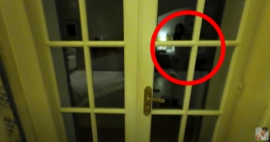 가수 김종국이 지난 9일 유튜브 채널 '짐종국 GYM JONG KOOK'을 통해 공개한 신혼여행지에서 운동하는 영상을 비공개로 전환한 가운데, 일부 누리꾼들이 해당 영상 속 김종국 아내의 실루엣이 등장해 이를 감추기 위한 것이 아니냐는 추측을 내놨다.  /사진=유튜브 채널 '짐종국' 영상