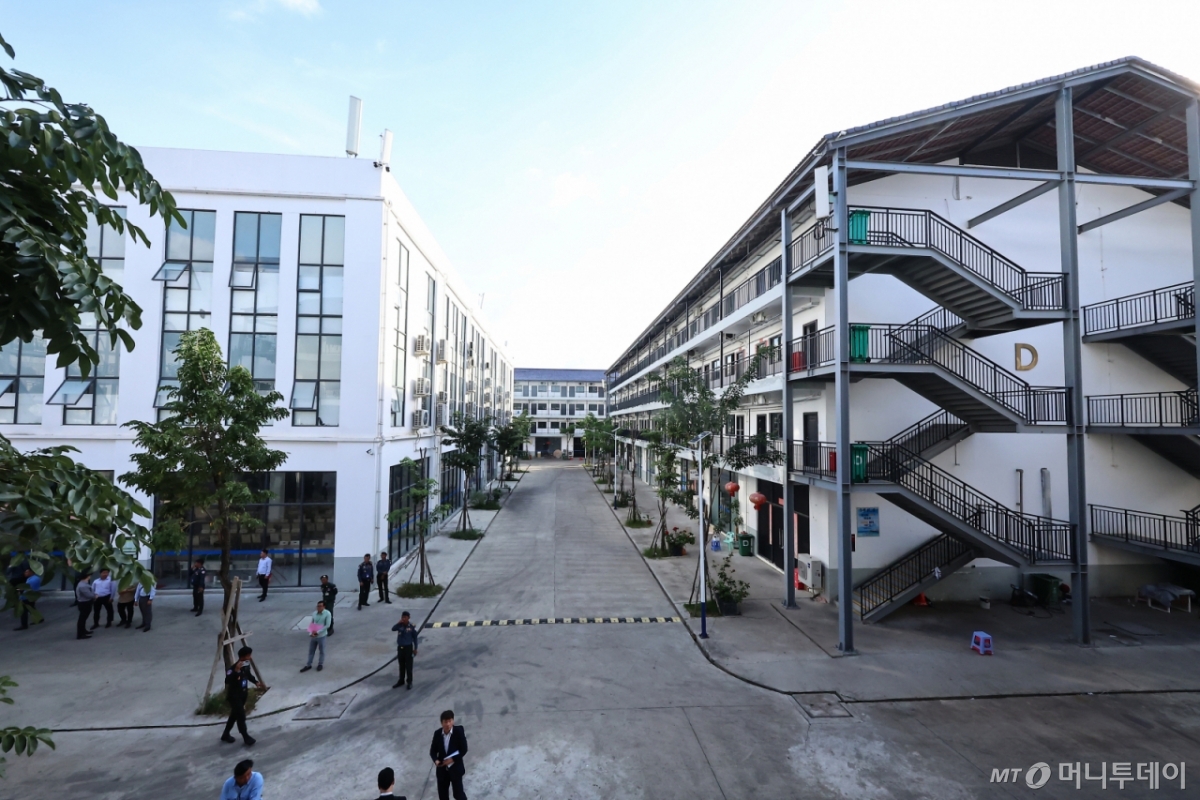 최근 캄보디아에서 한국인 대상 취업사기 및 감금 사건 등 각종 범죄에 연루된 사례가 수면 위로 드러나고 있다.  사진은 16일(현지시간) 캄보디아 프놈펜 인근 온라인스캠범죄단지인 태자단지. /사진=뉴스1 /사진=(프놈펜(캄보디아)=뉴스1) 김도우 기자