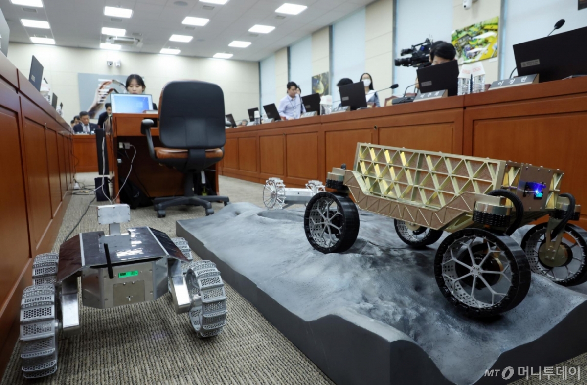 [서울=뉴시스] 고승민 기자 = 16일 서울 여의도 국회에서 열린 과학기술정보방송통신위원회의 원자력안전위원회 등 국정감사에서 시작 전 이정헌 더불어민주당 의원이 준비한 무인 탐사 로봇 모형이 놓여져 있다. 2025.10.16. kkssmm99@newsis.com /사진=고승민